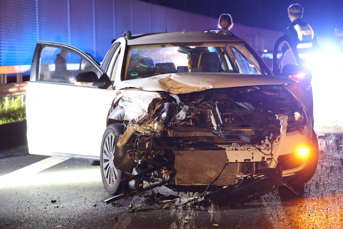 Riesiges-Tr-mmerfeld-Autofahrer-kracht-in-Leitplanke