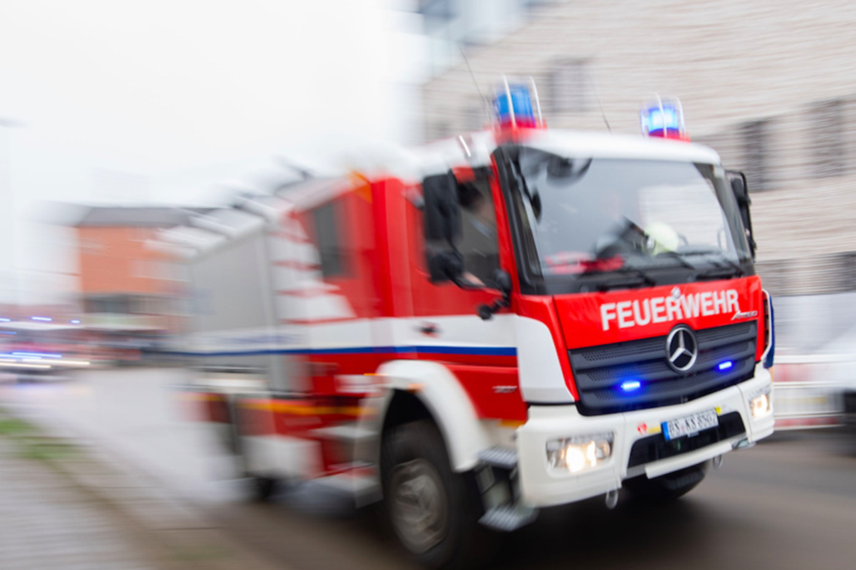 Nachttischlampe setzt Mann in Brand: Handwerker rettet Münchner das Leben