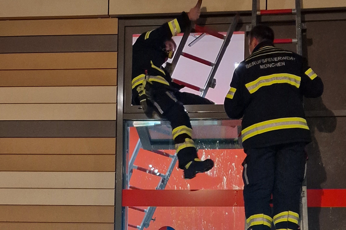 Bankkundin in Filiale eingesperrt: Feuerwehr muss Frau über gekipptes Fenster befreien