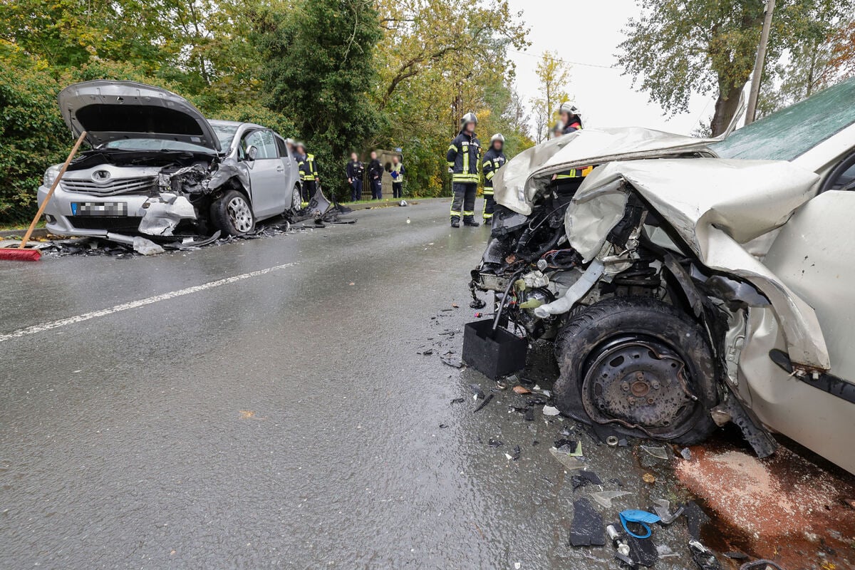 Unfall In Meerane: Mehrere Verletzte Bei Schwerem Frontalcrash ...