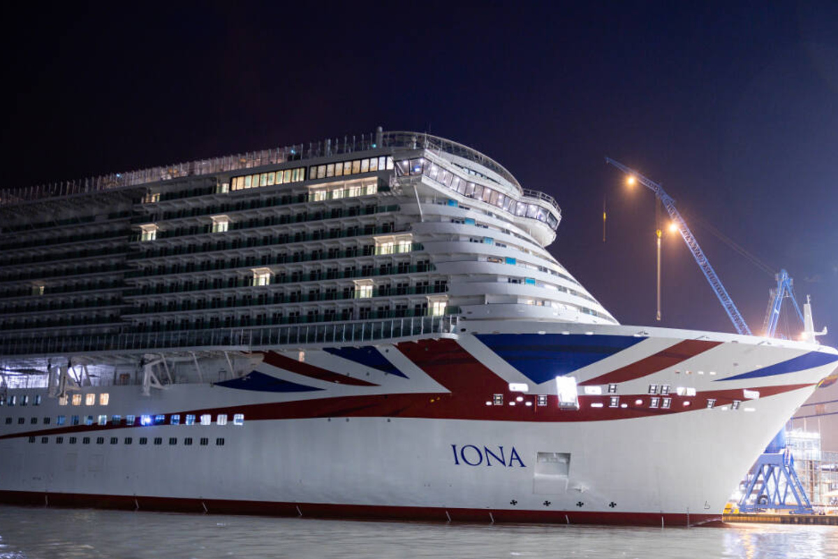 Größter Kreuzfahrtriese der MeyerWerft verlässt das Baudock