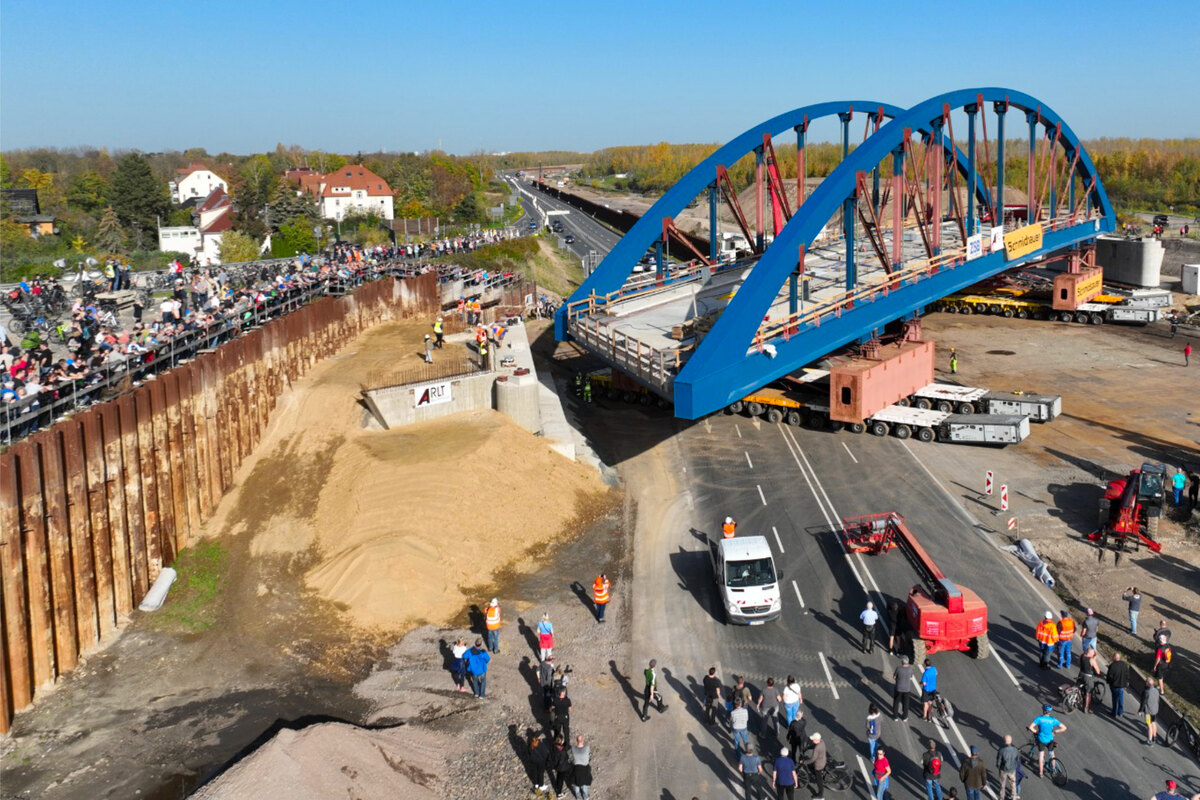 Beeindruckender Zeitraffer: Hier wird die 1650 Tonnen schwere Brücke an der B95 bei Leipzig gedreht