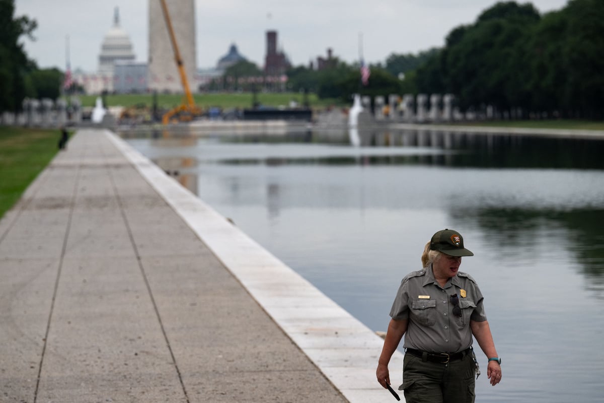 Reflecting pool drained yet again as Trump scrambles to fix algal bloom, chipped paint