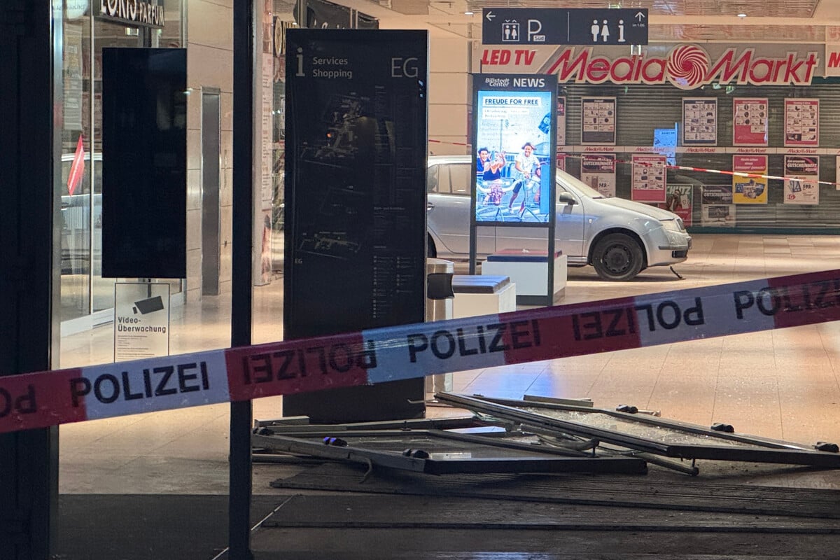 Versuchter Einbruch: Auto rast in Einkaufszentrum