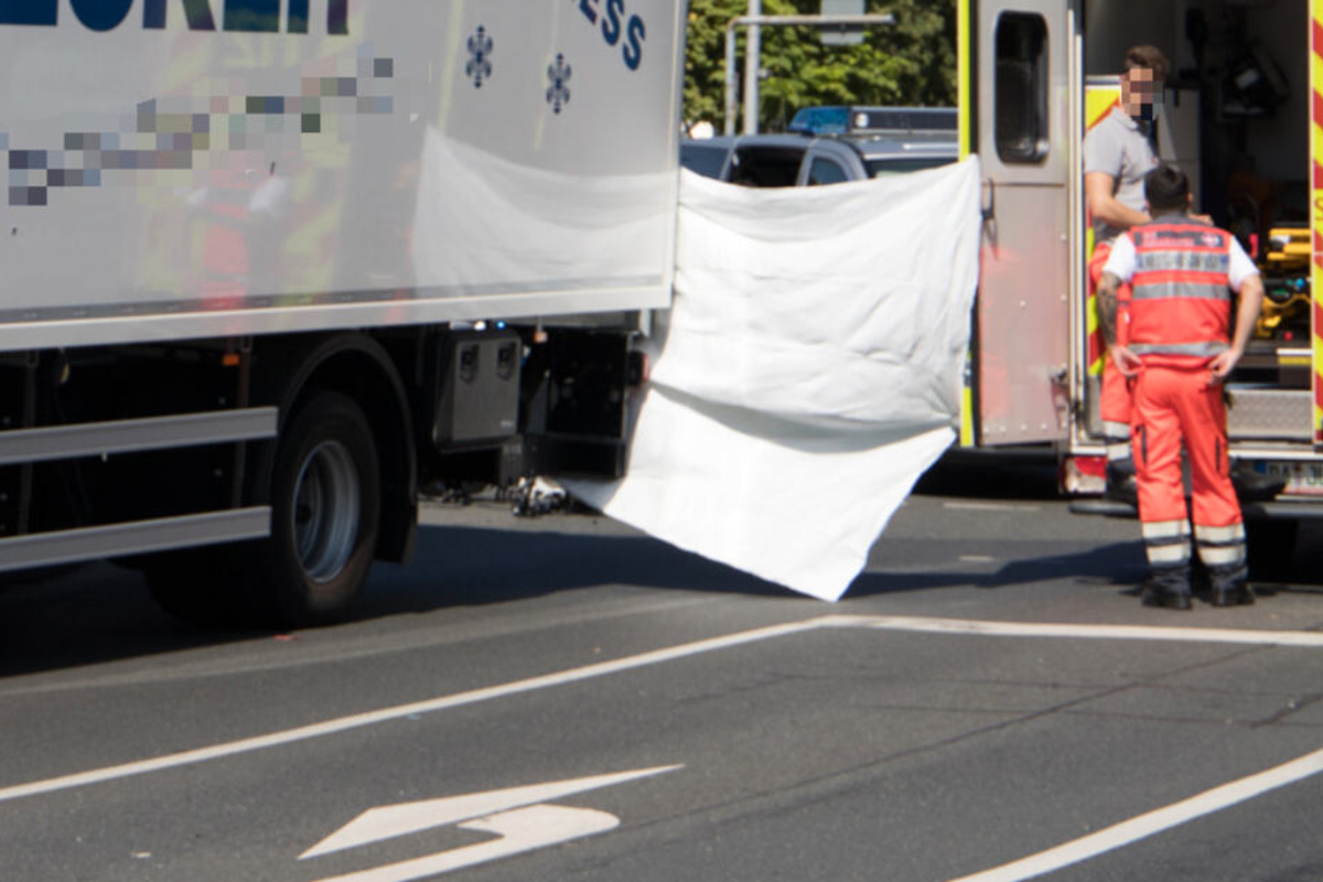 HorrorUnfall Lkw rammt Fahrradfahrer, Biker stirbt auf