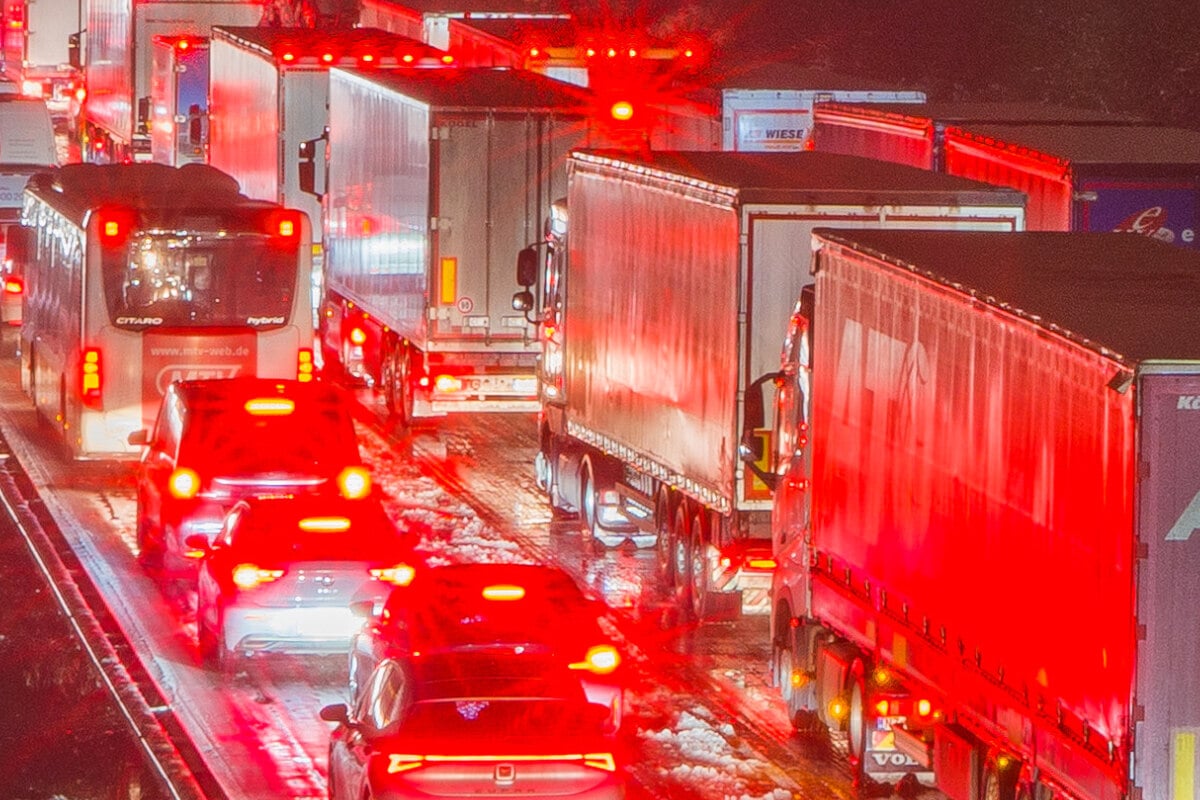 Warum-fahren-sich-Lastwagen-bei-Schnee-und-Eisgl-tte-denn-eigentlich-fest-