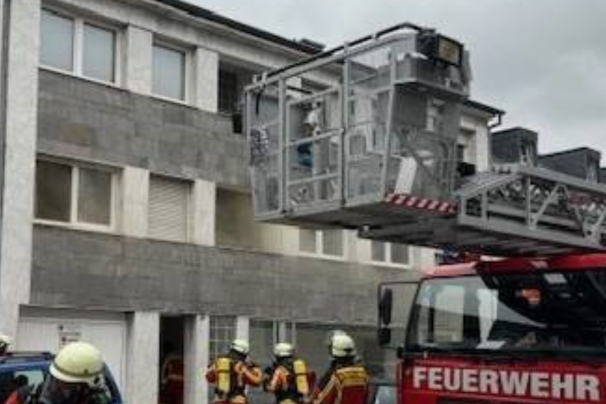 Zimmer fängt Feuer: Rettungskräfte müssen Person aus Brand-Wohnung retten