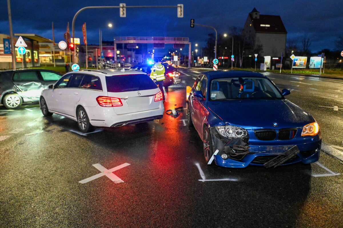 Autos-krachen-auf-Kreuzung-ineinander-Einschr-nkungen-auf-gleich-zwei-Bundesstra-en-in-Leipzig