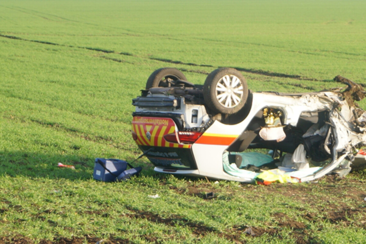 Notfallfahrzeug kracht in Gegenverkehr Autos landen im Graben, mehrere