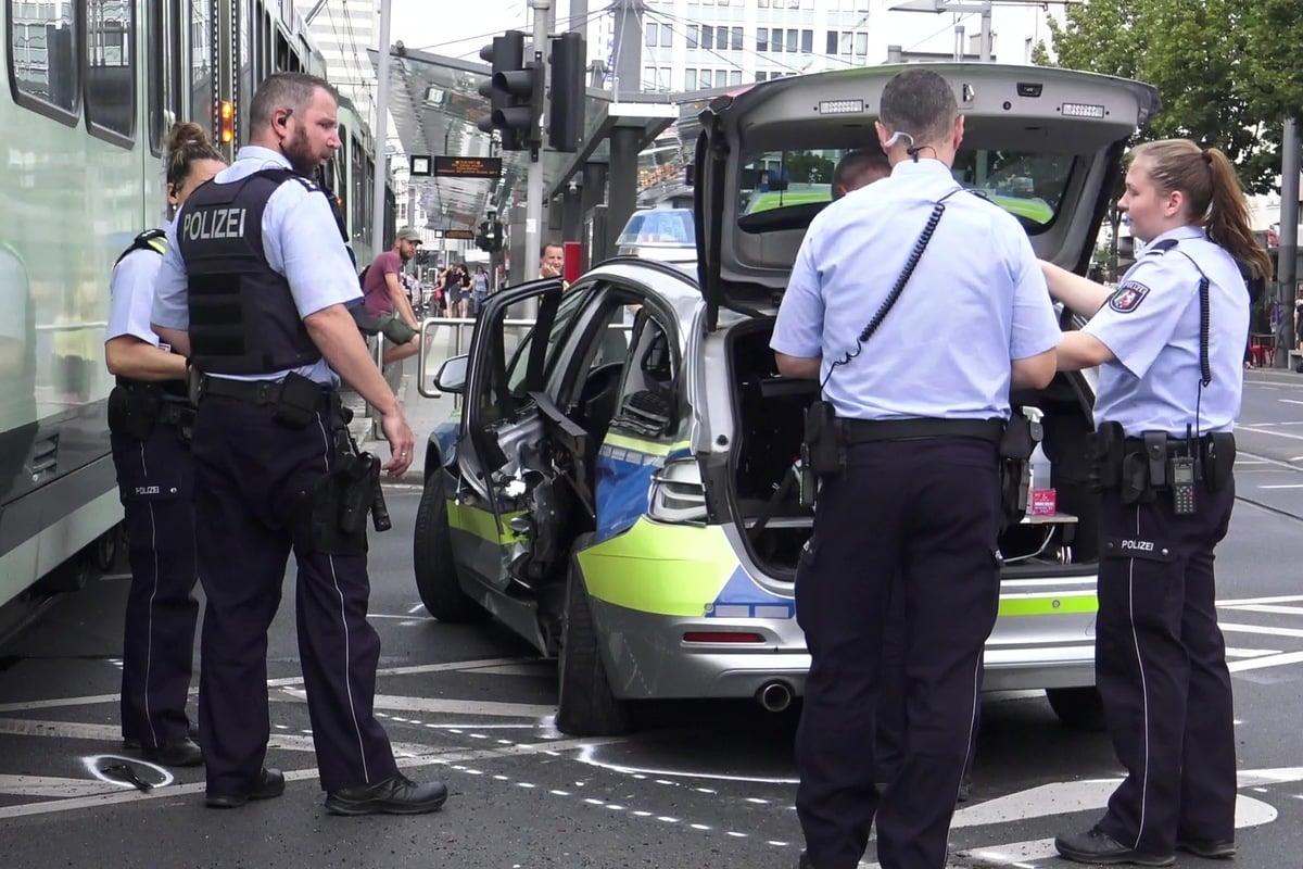 Vier Verletzte: Polizei-Auto Kracht Mit Straßenbahn In Bonn Zusammen