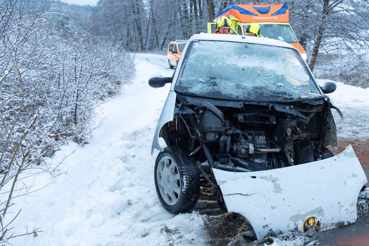 Crash-bei-Schnee-und-Gl-tte-45-km-h-Auto-von-17-J-hrigem-wird-v-llig-zerst-rt