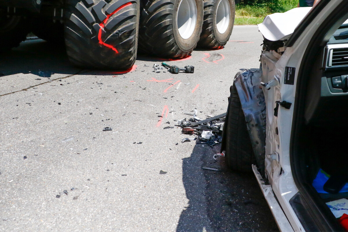 BMW kracht in Traktor-Anhänger: Seniorin schwer verletzt!