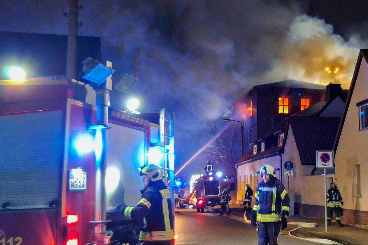 Anhalt-Bitterfeld: Gebäudebrand ruft Feuerwehr auf den Plan