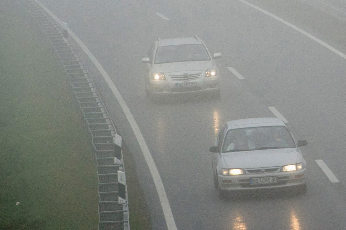 nebel-im-norden-auf-den-stra-en-ist-vorsicht-geboten