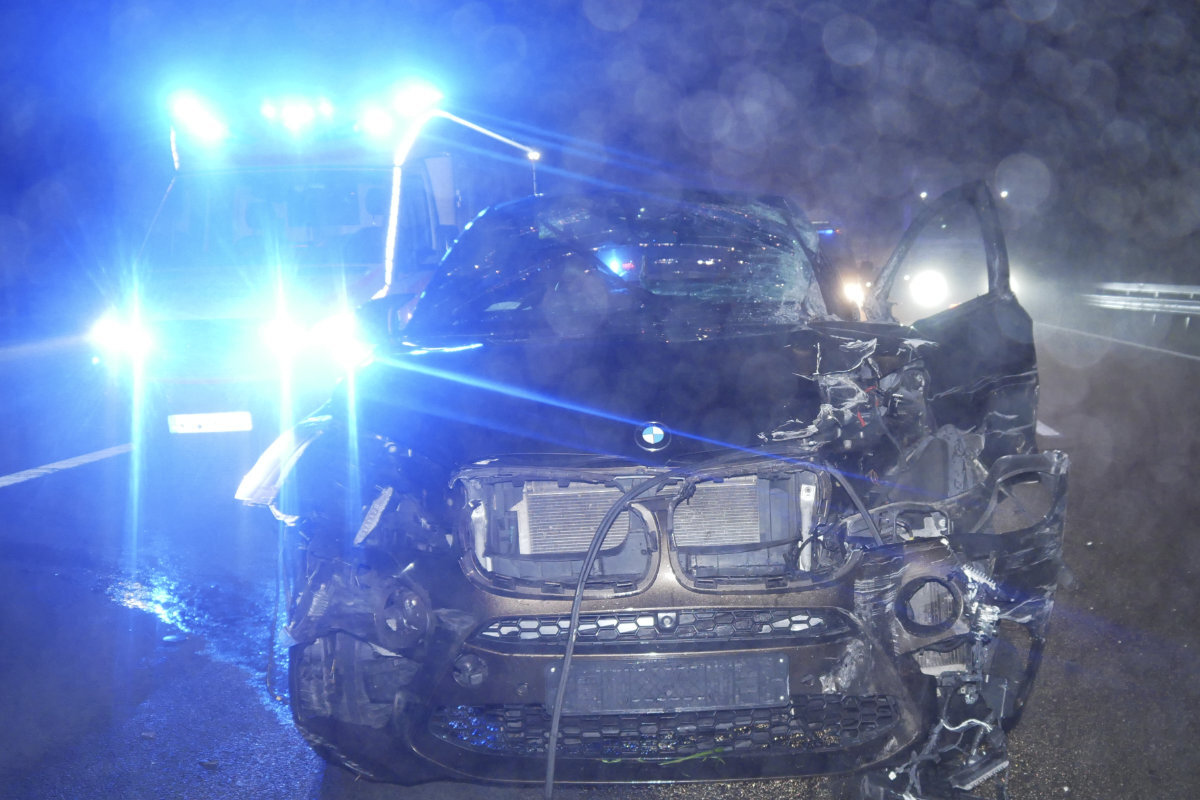Auf Der A1 Mit 1 5 Promille BMW Kracht In Lastwagen