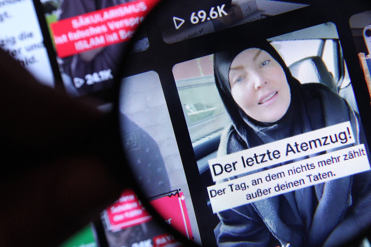 sie-soll-verfassungswidrige-kennzeichen-verwendet-haben-wohnung-von