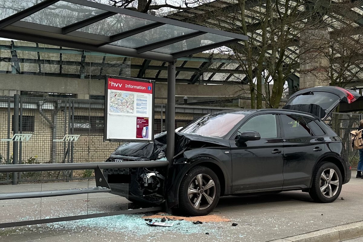 Audi kracht in Bushaltestelle: Fahrradfahrer schwer verletzt