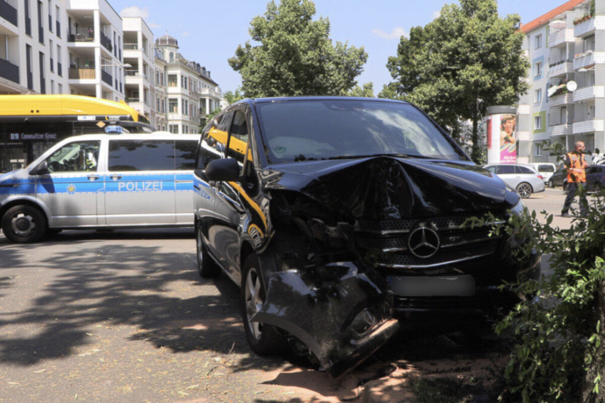 Unfall in Leipziger Südvorstadt: Audi nimmt Transporter die Vorfahrt, der kracht in Baum