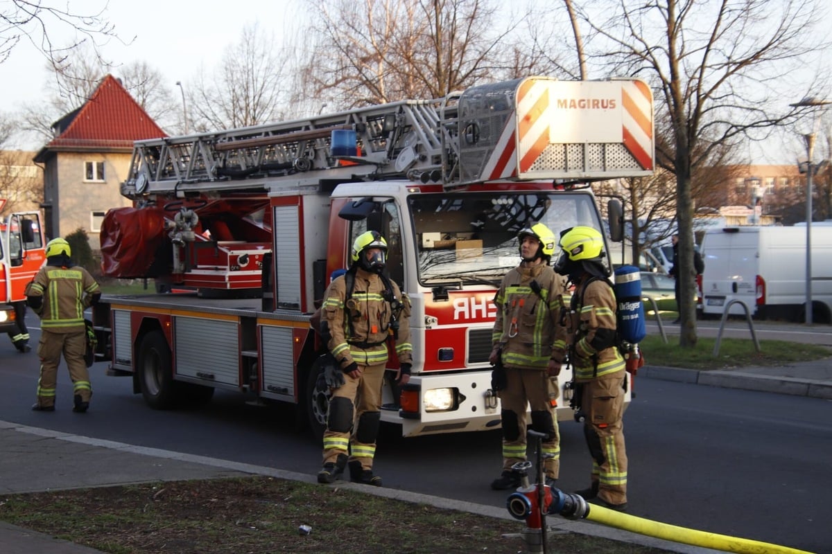 Wohnungsbrand in Weißensee: Feuerwehr mit Großaufgebot im Einsatz