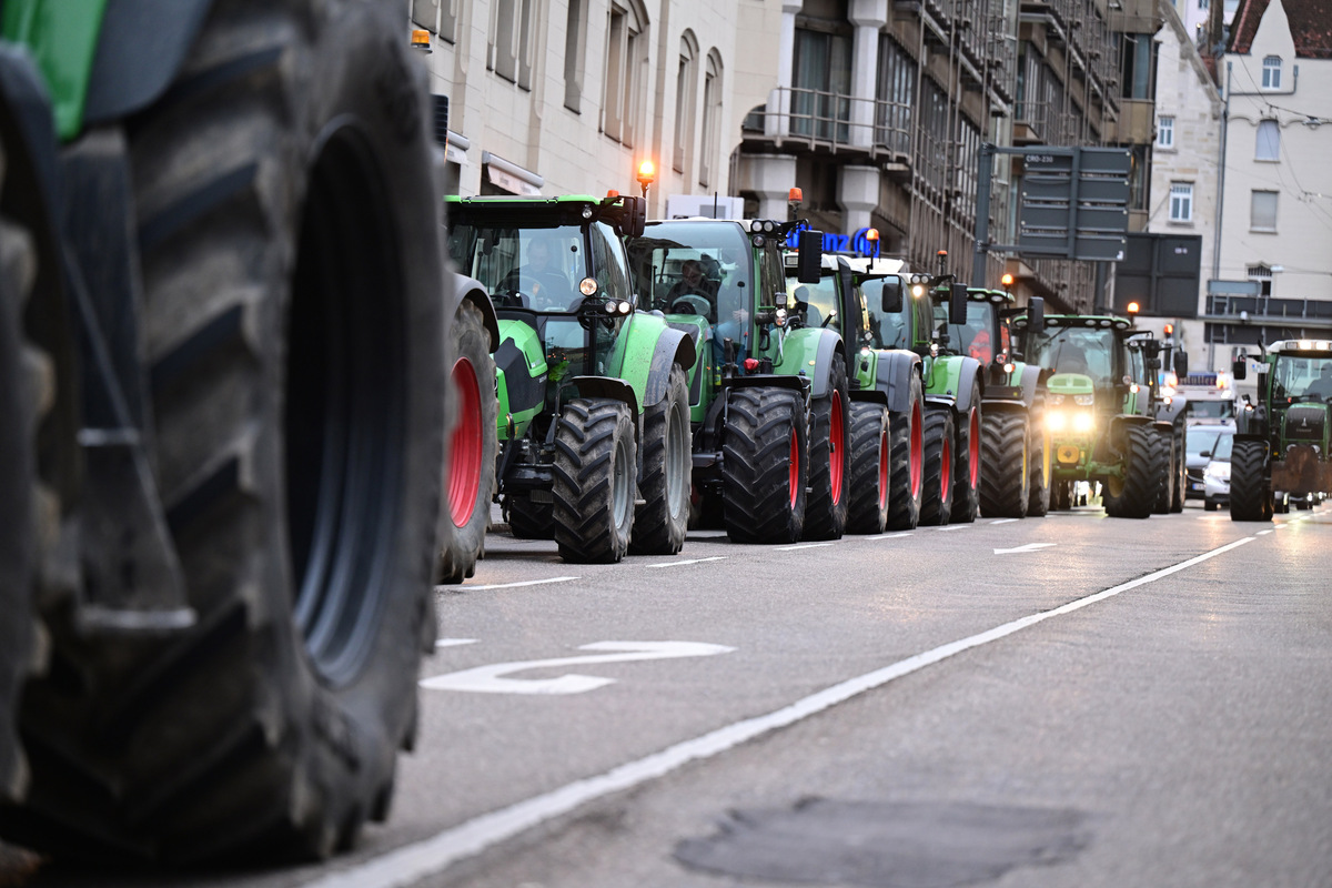 Bauernproteste in Stuttgart: Korso hat sich in Bewegung gesetzt