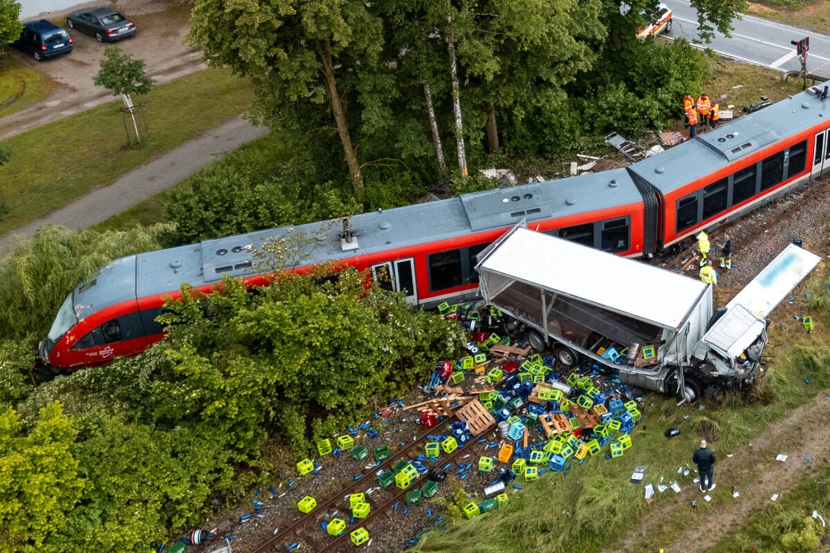 regionalzug-kracht-in-lkw-und-entgleist-strecke-bleibt-vorerst-gesperrt
