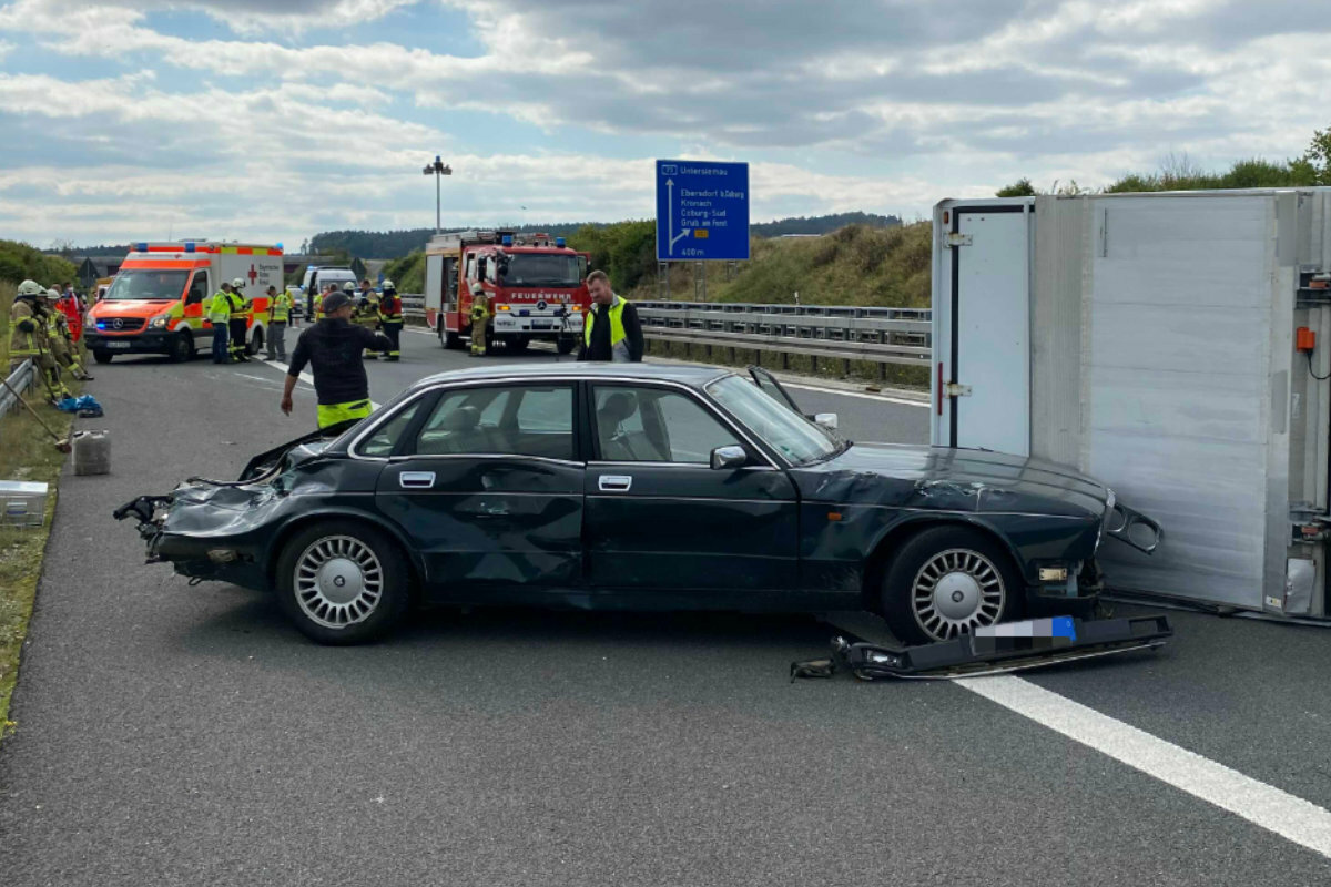 Fahrerflucht nach Unfall: Jaguar kracht in Kleintransporter und Porsche