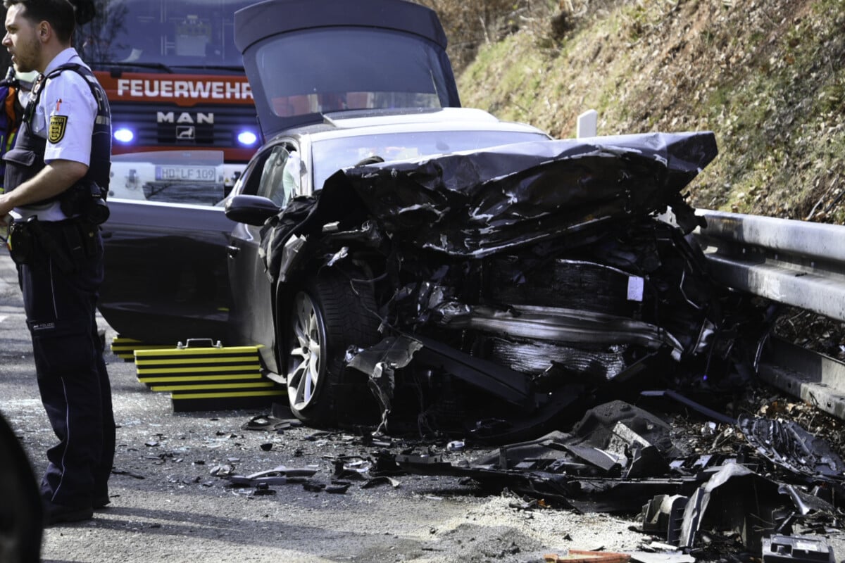 Schwerer Frontal-Crash Auf Der Landstraße: Drei Menschen Verletzt