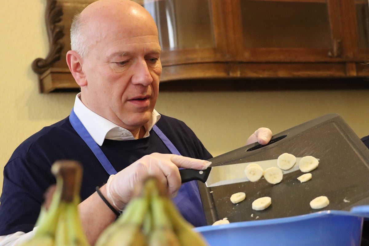 Kai Wegner kocht deftigen Hühner-Nudeleintopf und gibt ihn an diese ... Kai Wegner kocht deftigen Hühner-Nudeleintopf und gibt ihn an diese ...