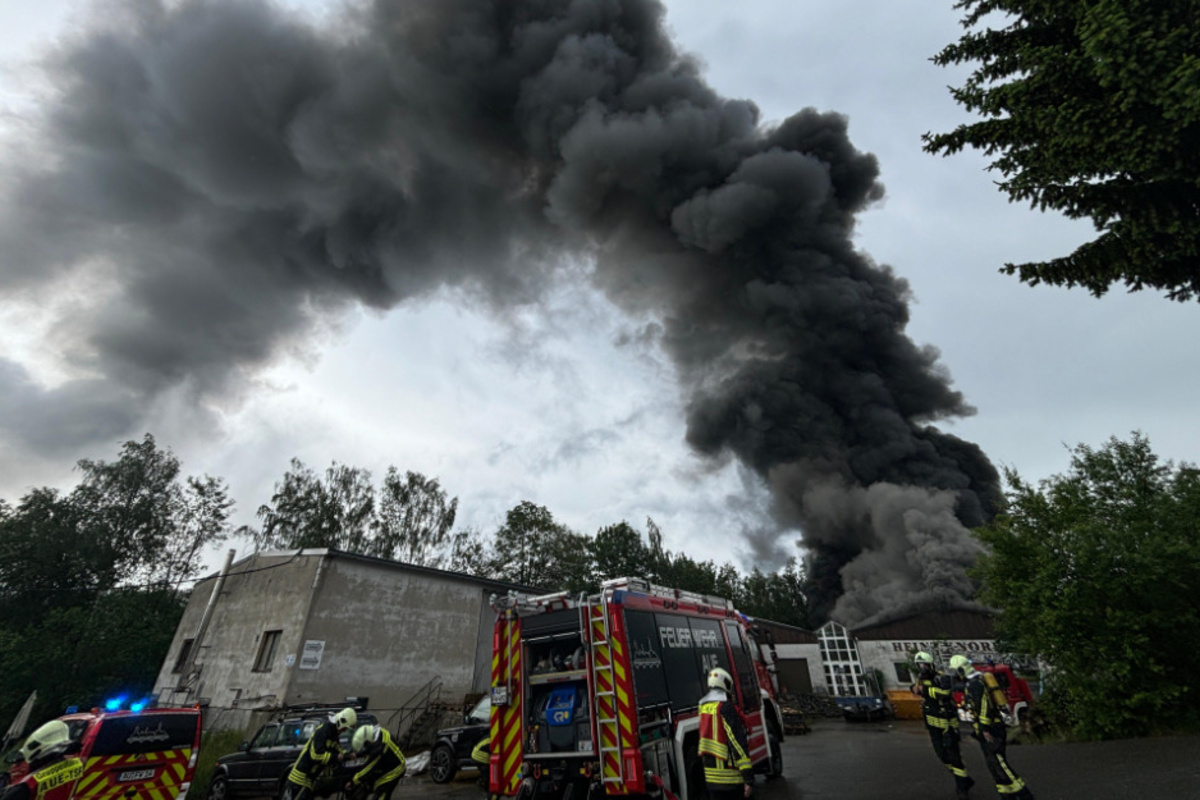 Große Rauchwolke über Aue: Feuerwehr rückt mit Großaufgebot aus