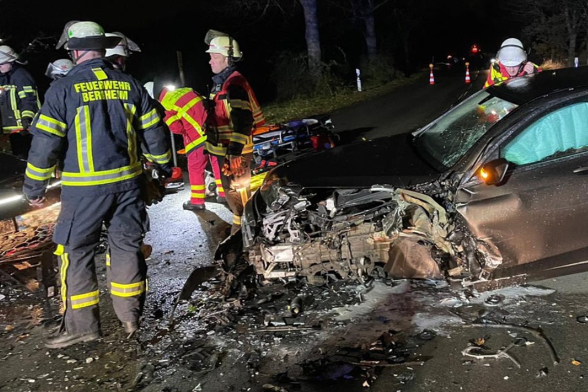 Heftiger Frontalcrash Bei Bergheim: Zwei Männer Schwer Verletzt In Klinik