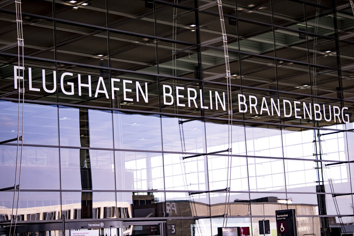 Einreise verweigert: 31-Jähriger flippt am Flughafen BER aus