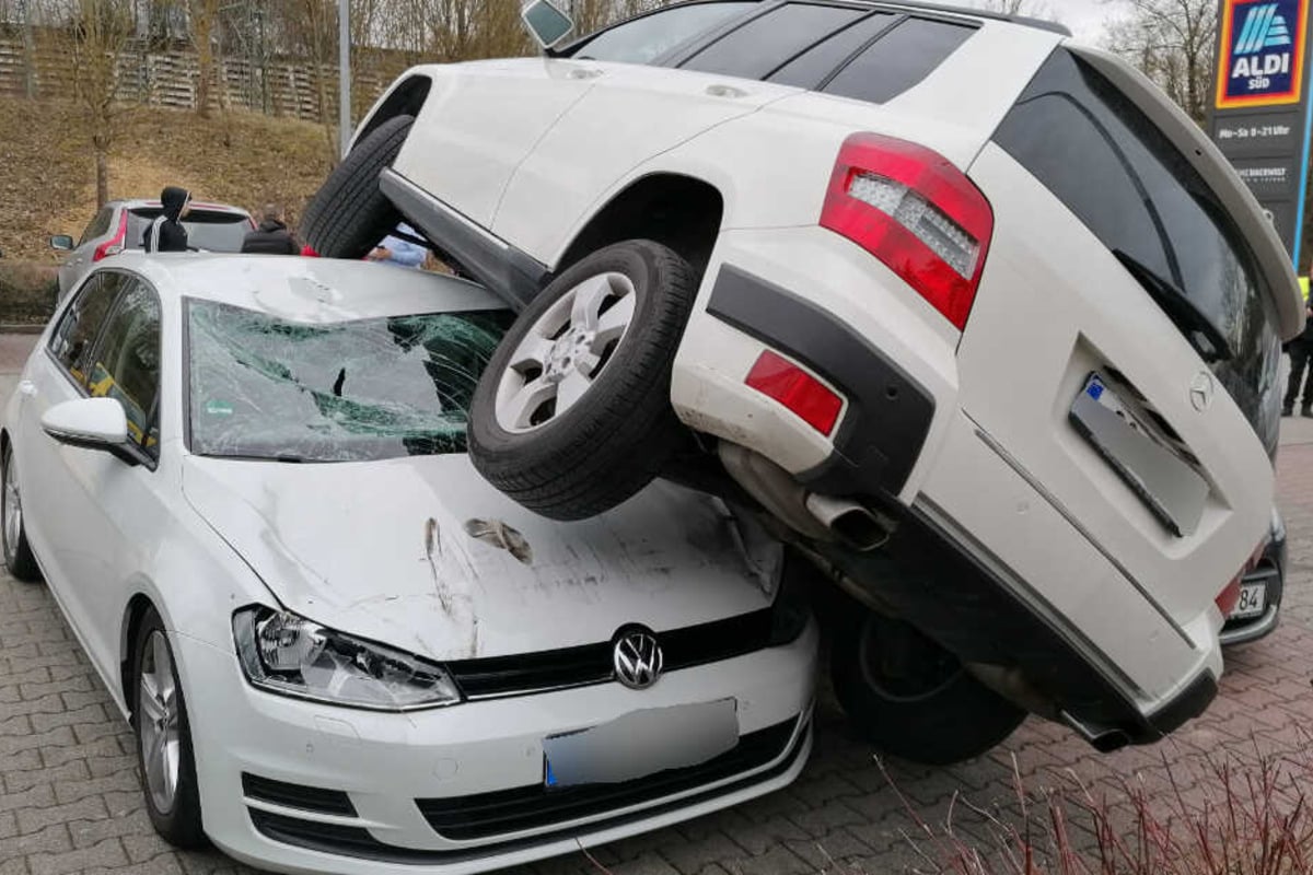 Kurioser Unfall auf einem Aldi Parkplatz Mercedes landet auf zwei Autos