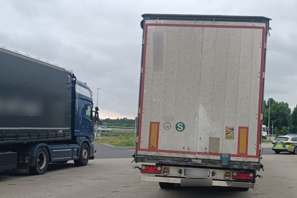 Polizei stoppt Lkw in Schieflage auf der A7: Als Ersatz kommt, ist das Staunen groß