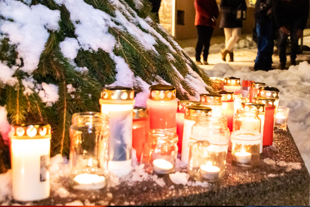 Ein Licht der Erinnerung: In Zwönitz gedenken 250 Menschen der Corona-Toten