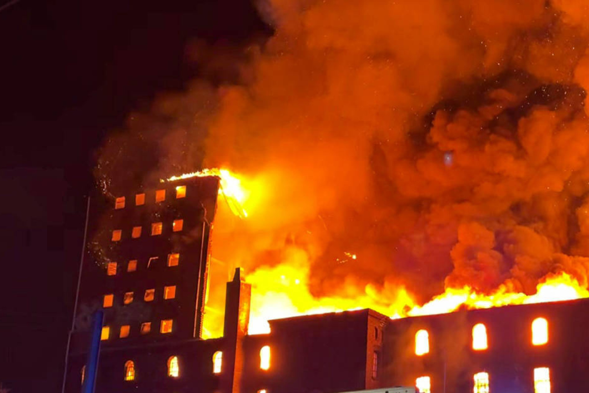Flammeninferno in großem Gebäude: Feuerwehr mehrere Stunden im Einsatz