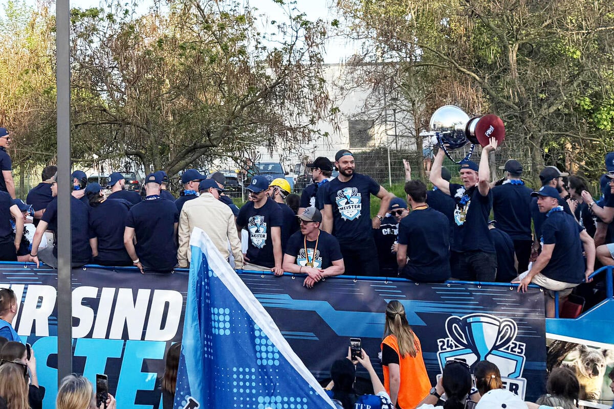 Dresdner Eislöwen feiern DEL-Aufstieg mit riesiger Party in der Stadt