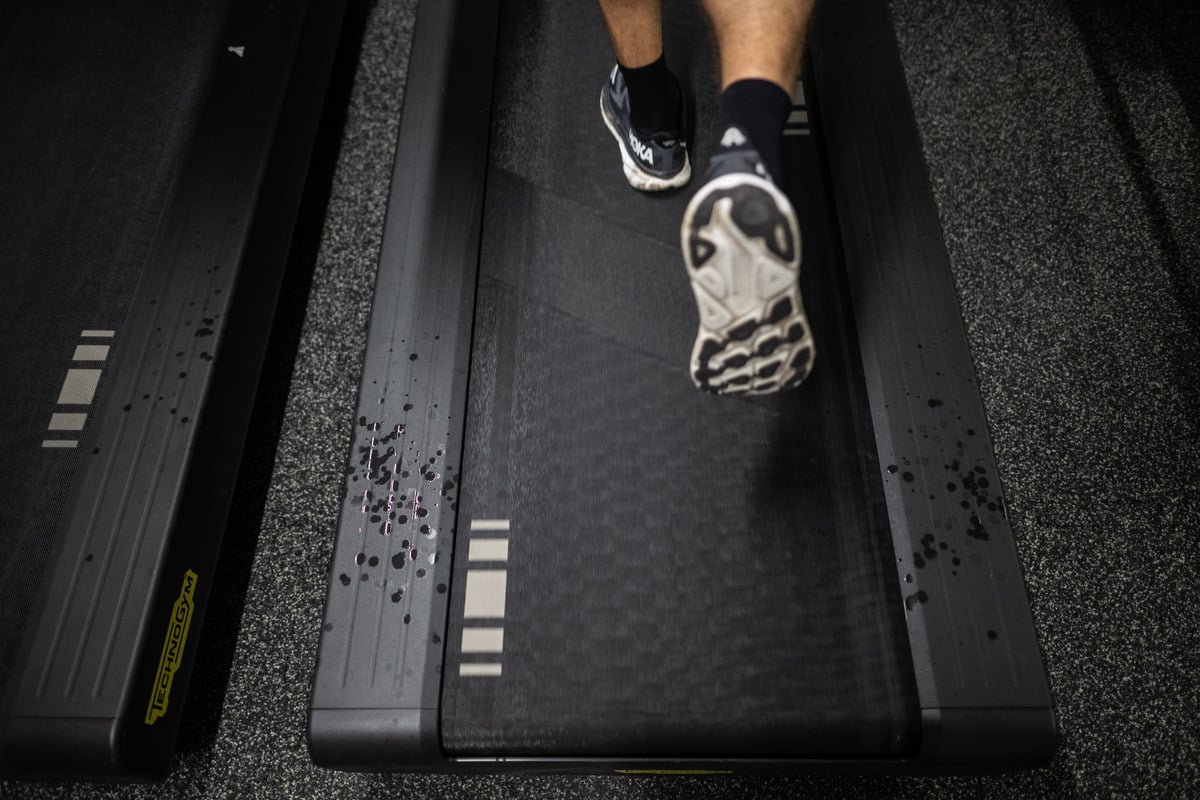 Gro-einsatz-in-M-nchner-Fitnessstudio-Mann-trainiert-mit-Waffe-auf-Laufband