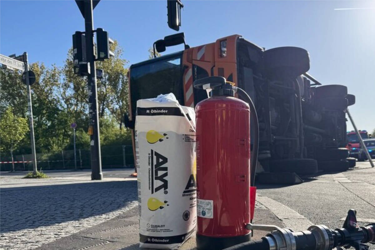 Müllwagen kippt nach Crash mit Sattelschlepper am Brandenburger Tor um