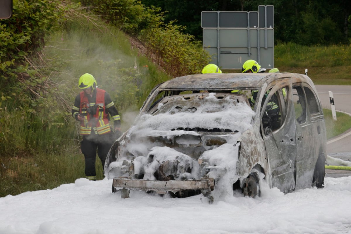 Feuerwehreinsatz auf A4: Citroën brennt komplett aus