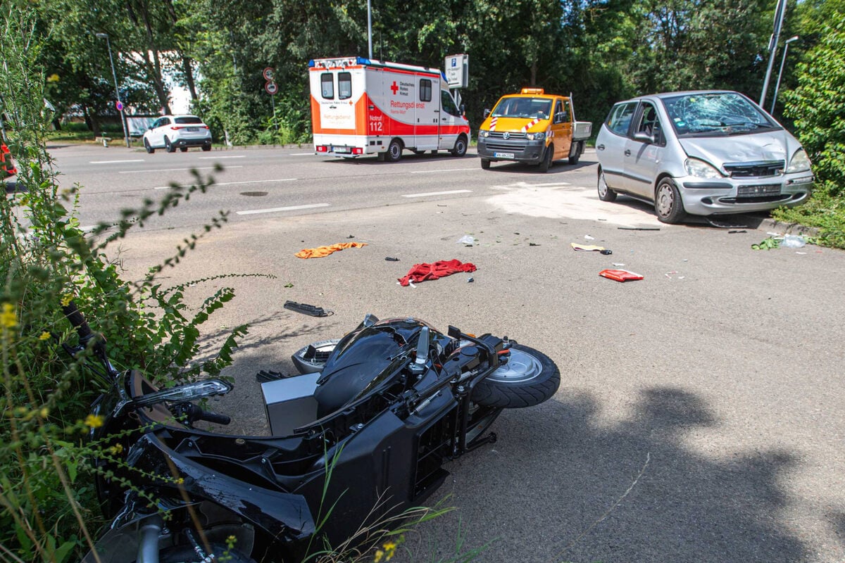 Mercedes rast in Roller: Mann erleidet schwere Verletzungen!