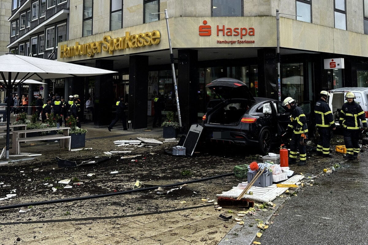 Auto rast in Haspa-Filiale! Eine Person tot, weitere Menschen verletzt