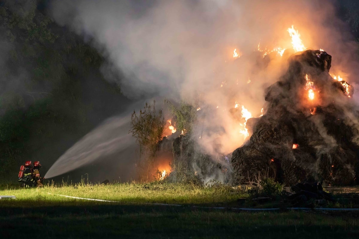 Feuerwehreinsatz im Vogtland: Mehr als 200 Heuballen abgefackelt