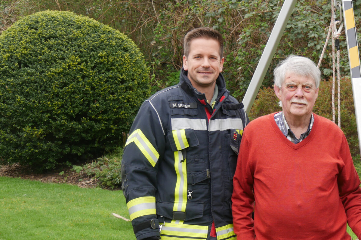 Rentner stürzt bei Gartenarbeit in vier Meter tiefen Brunnen