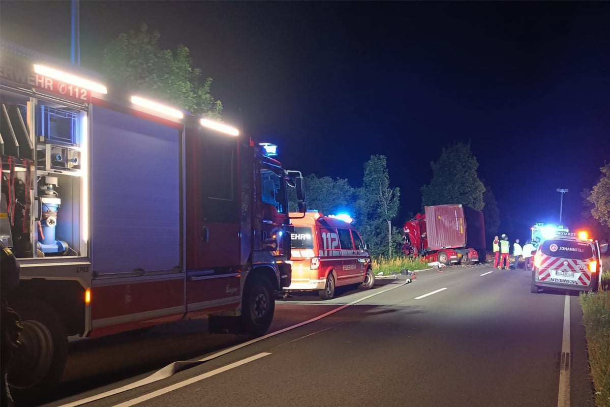 Frontalcrash zweier Lastwagen im Kreis Stendal: Fahrer stirbt!