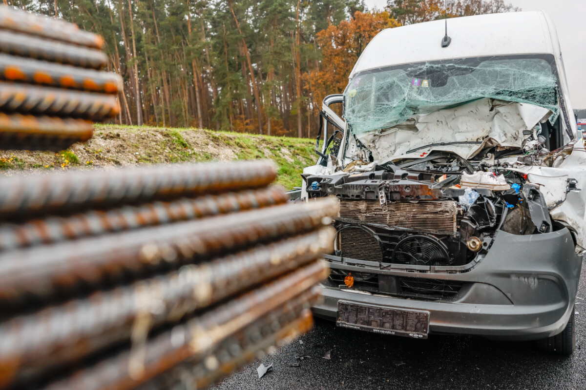 Unfall Auf A6 In Bayern: Transporter Fährt Auf Lastwagen Auf ...