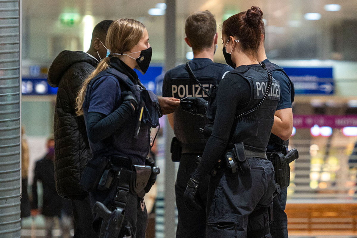 Polizei- oder polizisten-wachobjekt mit pistole, taschenlampenschild,  schlagstock, walkie-talkie