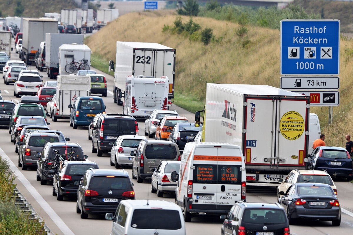 Polizeieinsatz nach Unfall auf A9: Autobahn gesperrt!