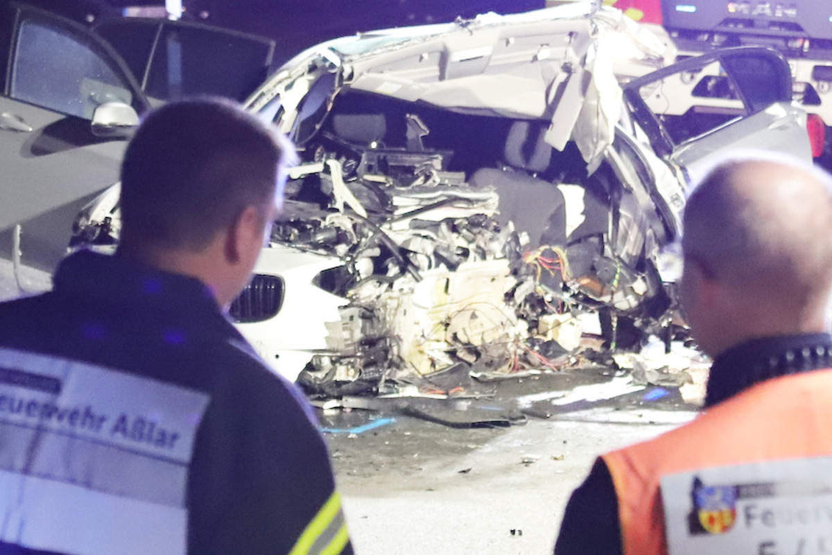 BMW kracht ungebremst in Mauer: Fahrer sofort tot