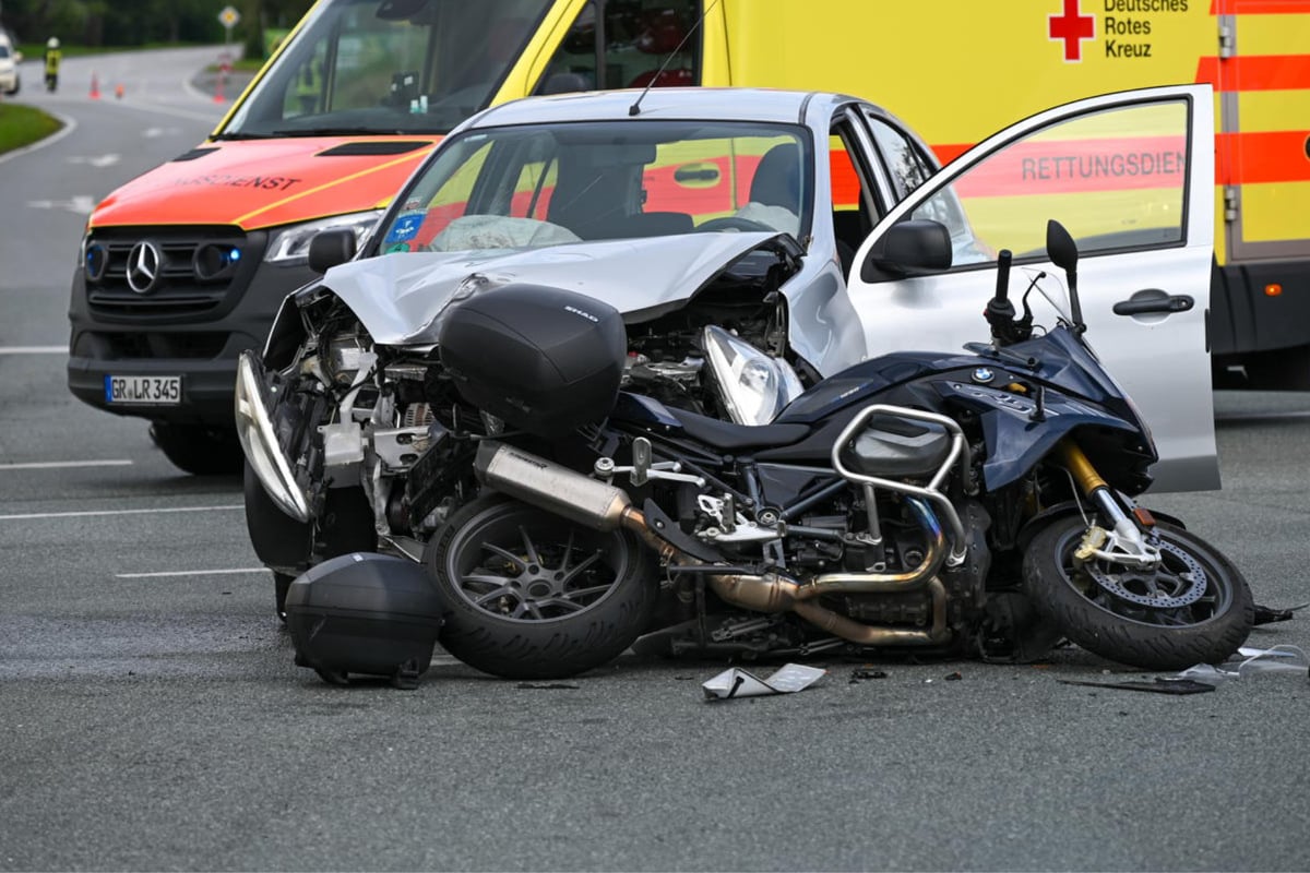 Vollsperrung nach Vorfahrts-Crash: Drei Schwerverletzte!