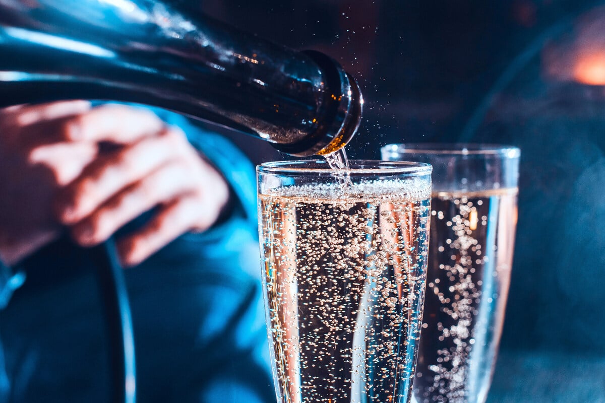 Sekt-ist-schal-geworden-So-machst-Du-ihn-wieder-prickelnd